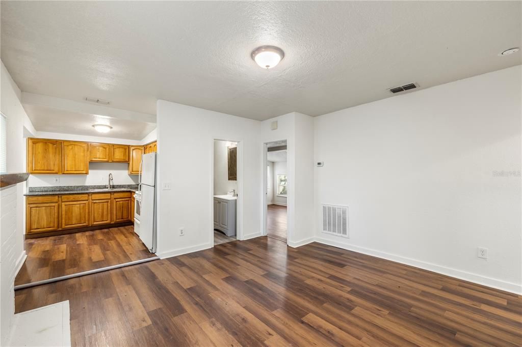 For Rent: $1,800 (4 beds, 1 baths, 1068 Square Feet)