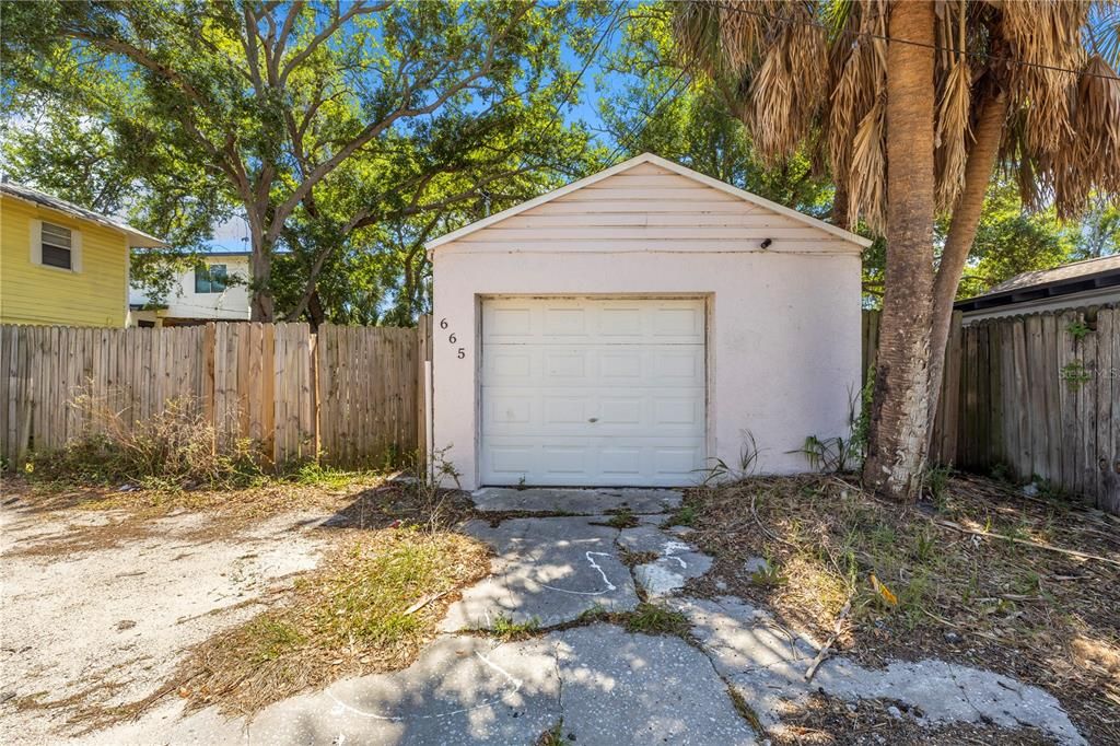 For Rent: $1,800 (4 beds, 1 baths, 1068 Square Feet)