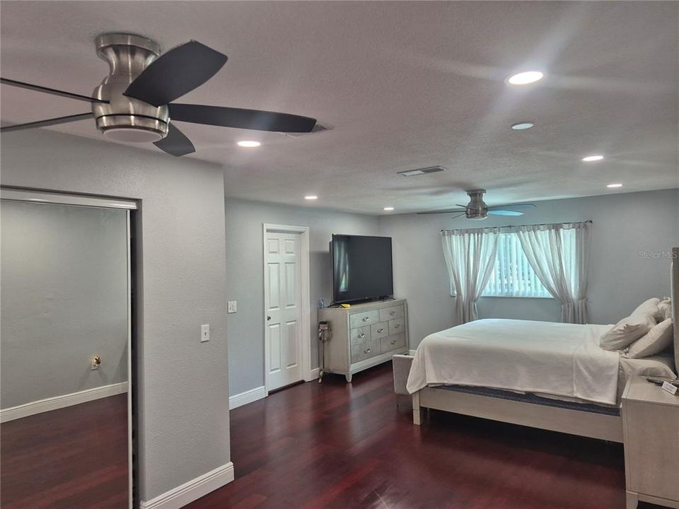 En Venta: $399,999 (5 camas, 4 baños, 2403 Pies cuadrados)