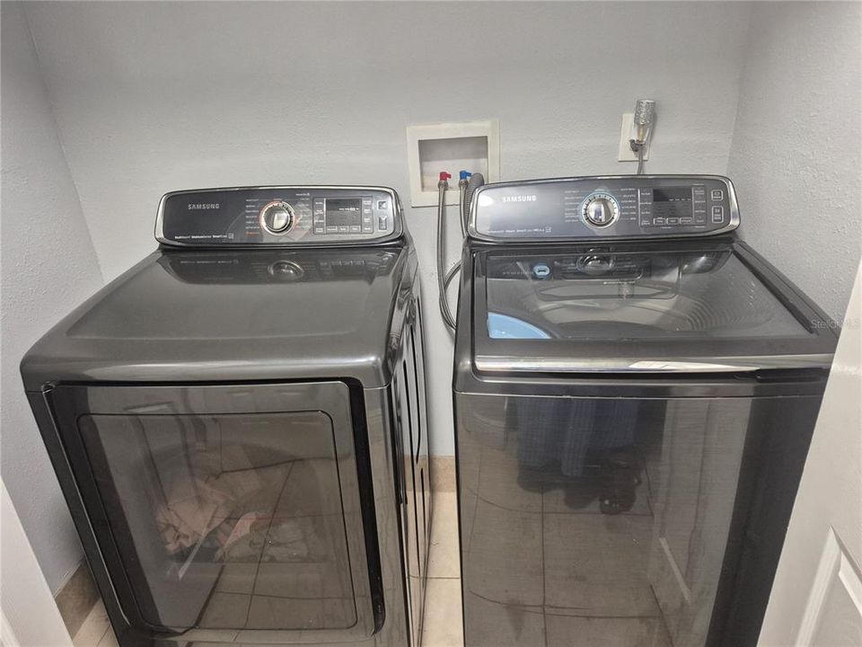 En Venta: $399,999 (5 camas, 4 baños, 2403 Pies cuadrados)