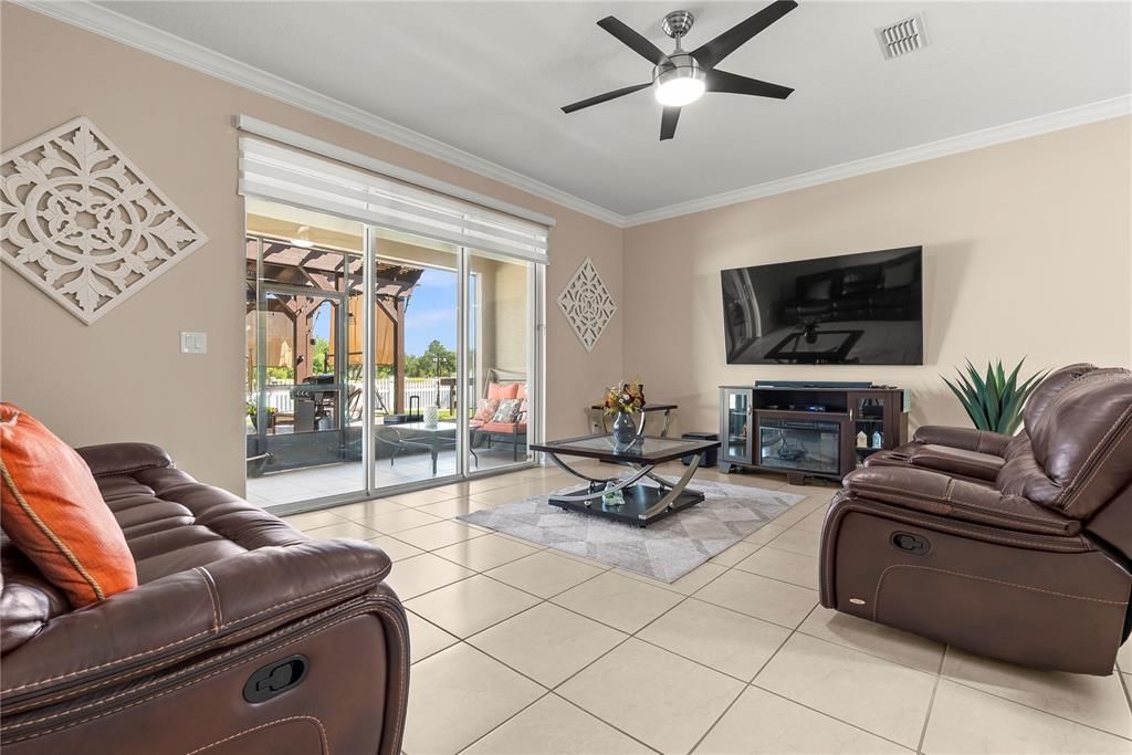 En Venta: $465,000 (5 camas, 2 baños, 2518 Pies cuadrados)