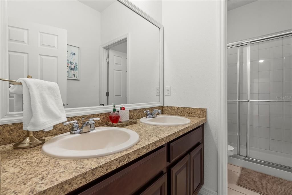 En Venta: $465,000 (5 camas, 2 baños, 2518 Pies cuadrados)