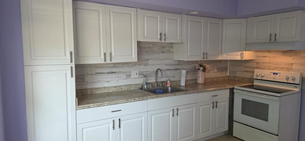 For Sale: $234,999 (2 beds, 1 baths, 802 Square Feet)