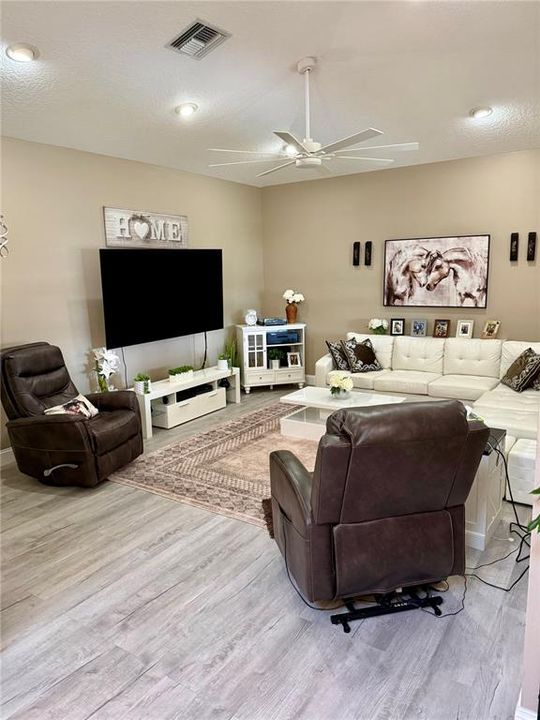 For Sale: $385,000 (3 beds, 2 baths, 1684 Square Feet)
