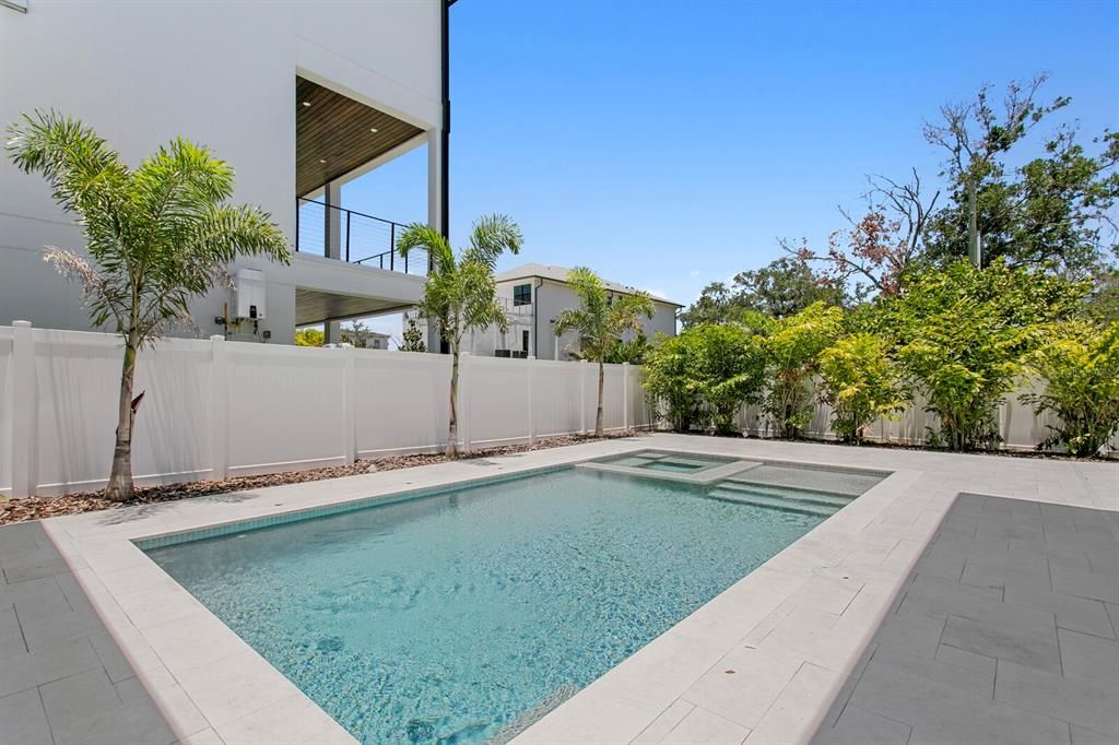 For Sale: $4,900,000 (5 beds, 5 baths, 6596 Square Feet)