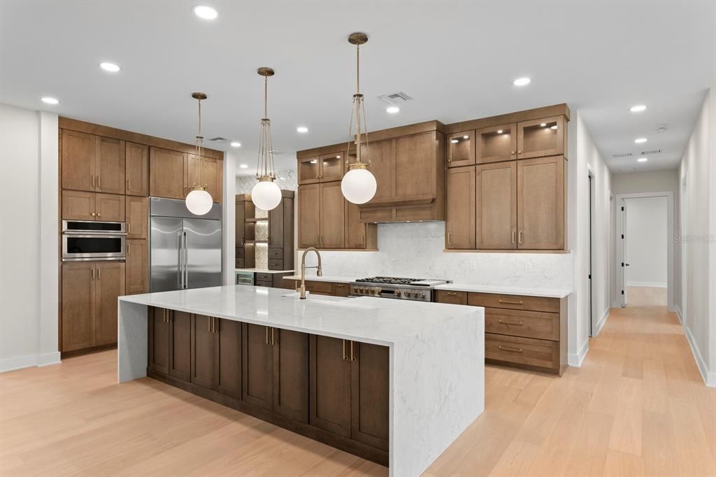 For Sale: $4,900,000 (5 beds, 5 baths, 6596 Square Feet)