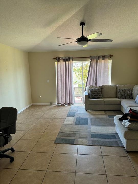 En Venta: $395,500 (4 camas, 2 baños, 1918 Pies cuadrados)