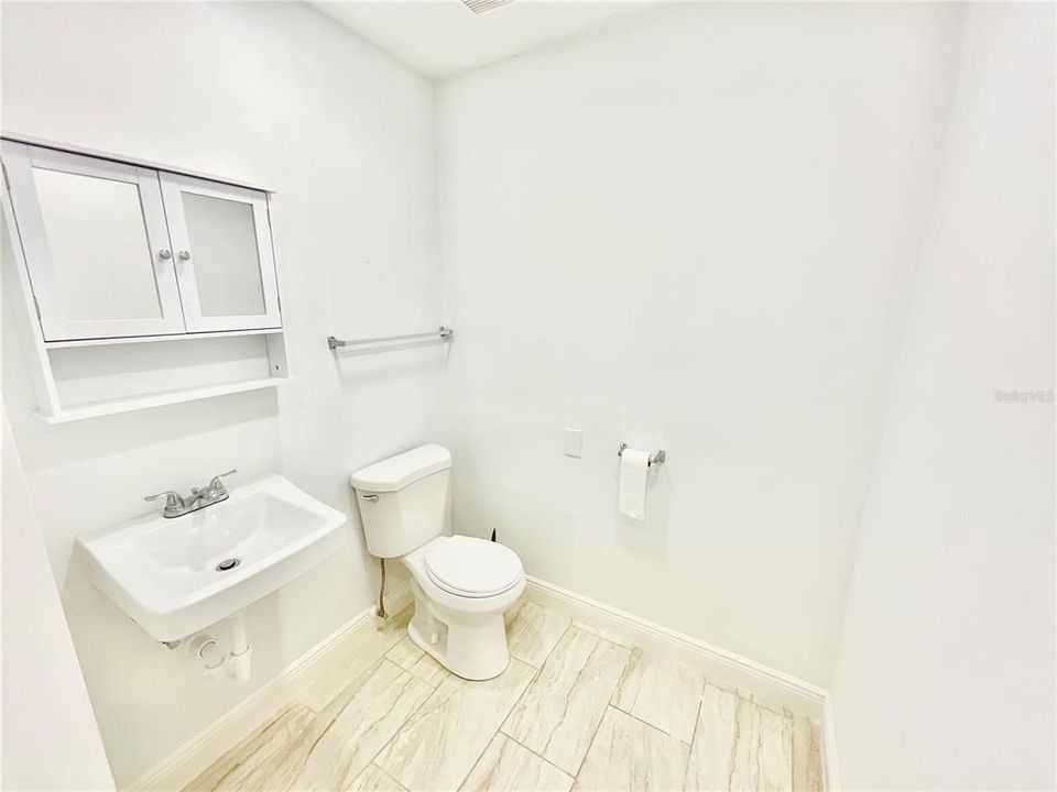 For Rent: $1,200 (1 beds, 1 baths, 708 Square Feet)