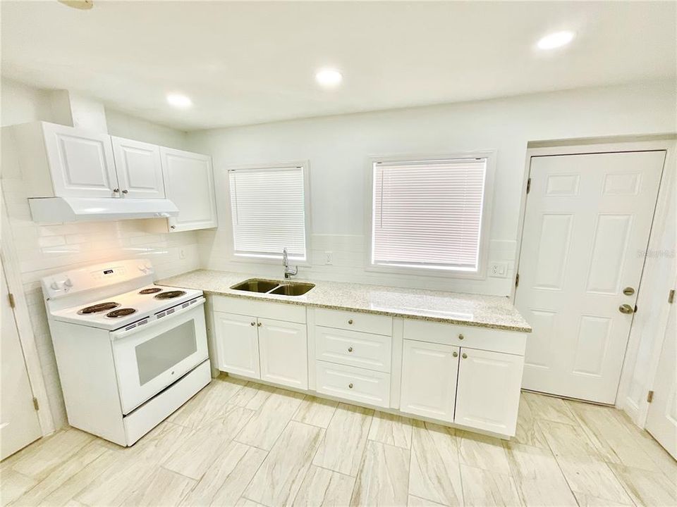 For Rent: $1,200 (1 beds, 1 baths, 708 Square Feet)