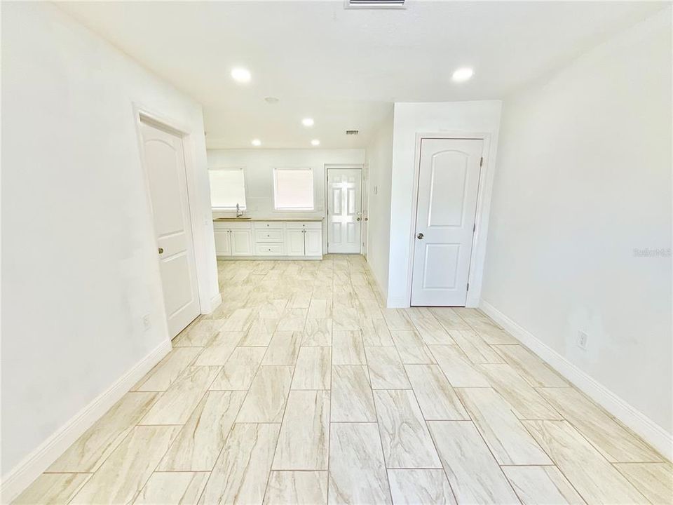 For Rent: $1,200 (1 beds, 1 baths, 708 Square Feet)