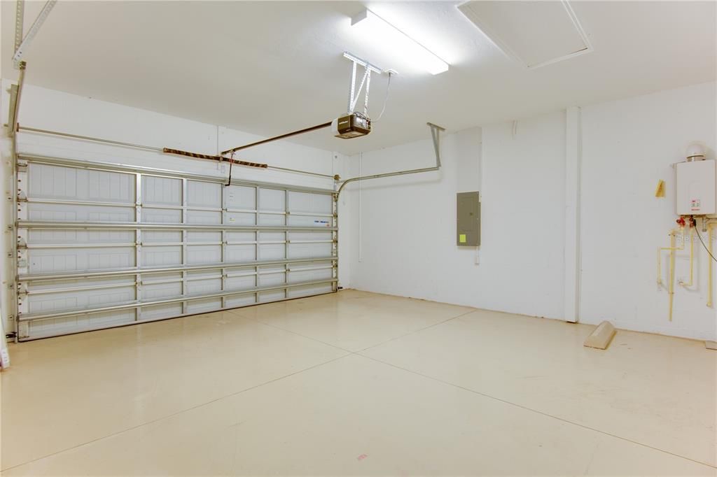 Под контрактом: $3,300 (4 спален, 3 ванн, 2006 Квадратных фут)