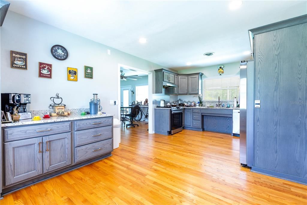 For Sale: $443,500 (2 beds, 2 baths, 1704 Square Feet)