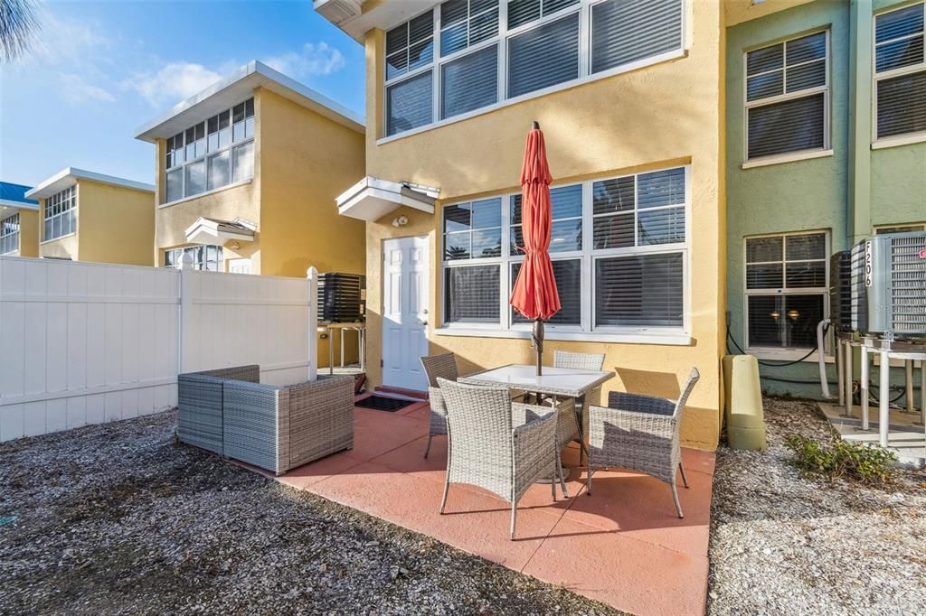For Sale: $395,000 (2 beds, 1 baths, 735 Square Feet)