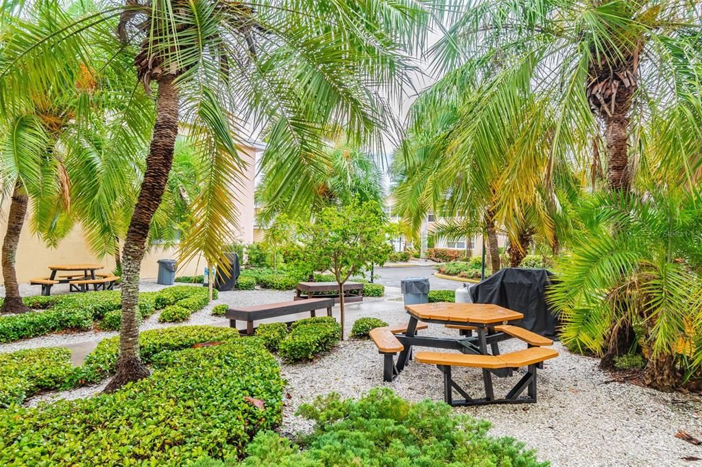 For Sale: $395,000 (2 beds, 1 baths, 735 Square Feet)