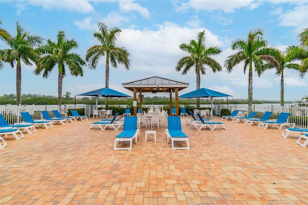 For Sale: $395,000 (2 beds, 1 baths, 735 Square Feet)