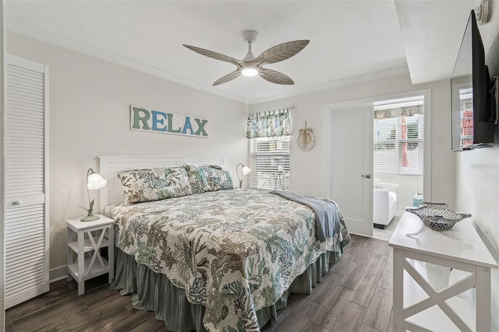 For Sale: $395,000 (2 beds, 1 baths, 735 Square Feet)