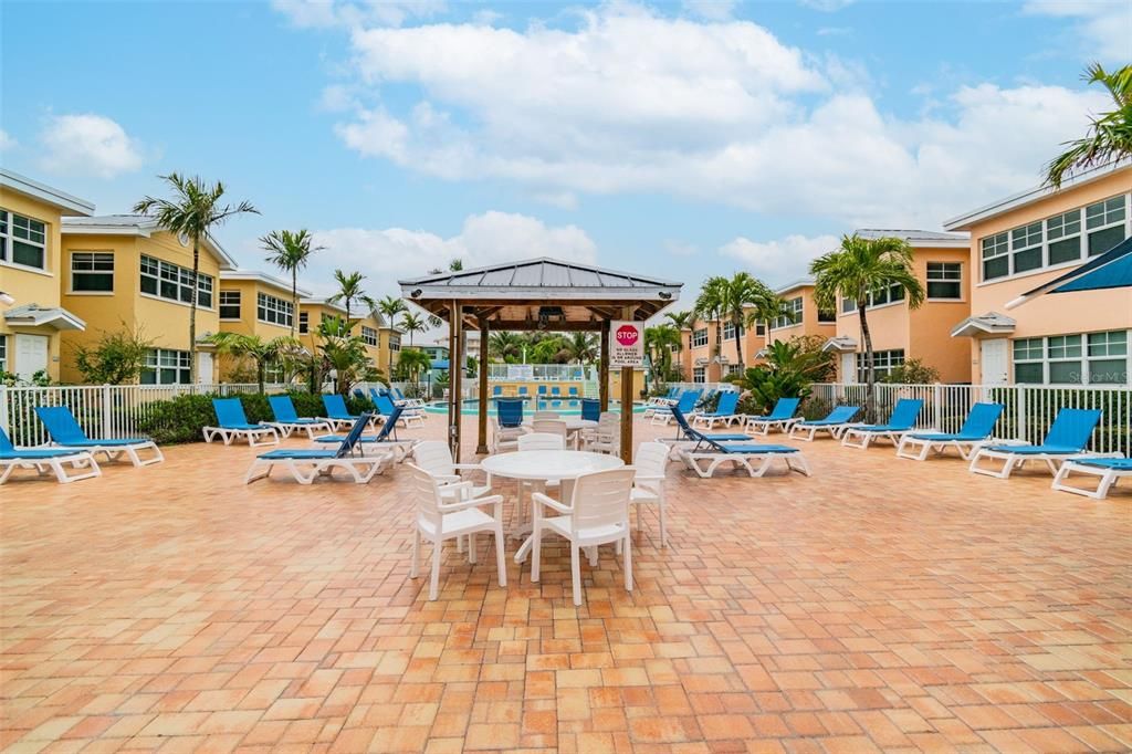For Sale: $395,000 (2 beds, 1 baths, 735 Square Feet)