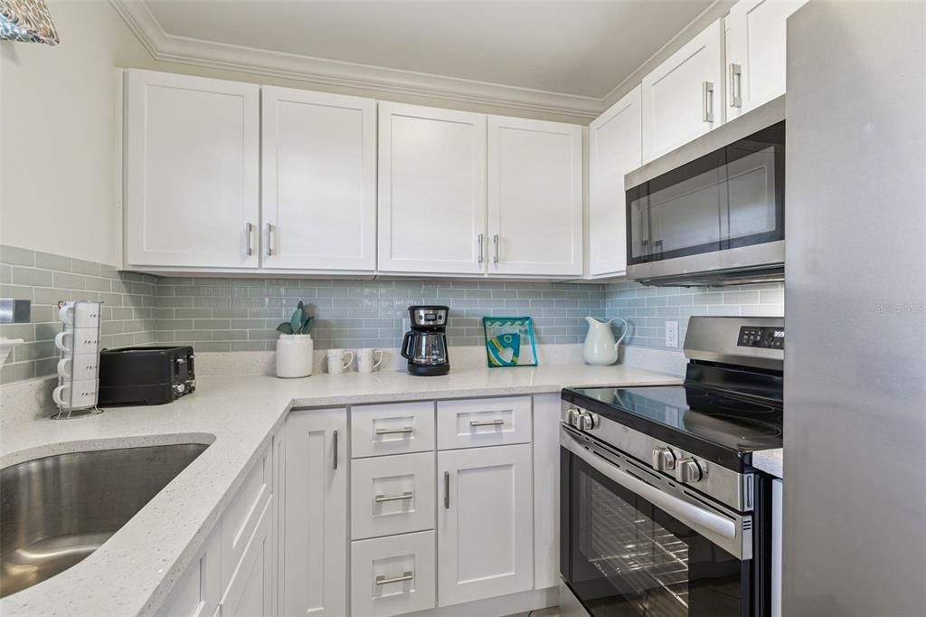 For Sale: $395,000 (2 beds, 1 baths, 735 Square Feet)