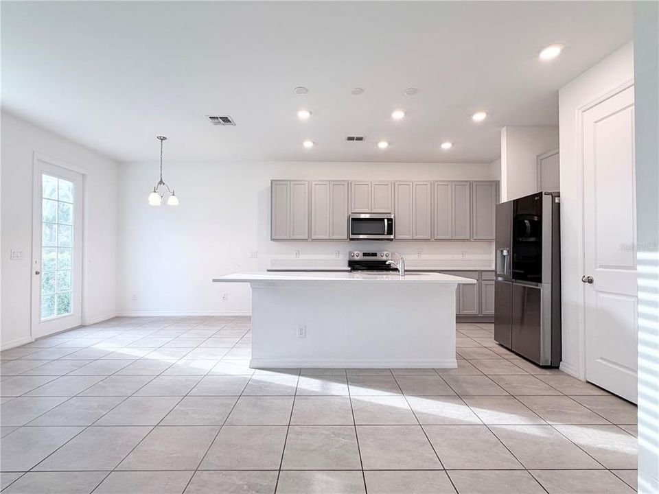 出租: $2,100 (3 贝兹, 2 浴室, 1640 平方英尺)