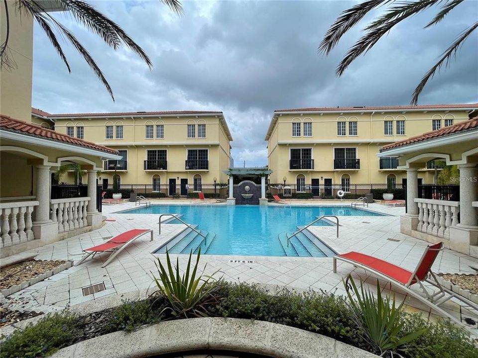 For Rent: $2,150 (1 beds, 1 baths, 881 Square Feet)