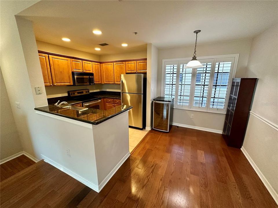 For Rent: $2,150 (1 beds, 1 baths, 881 Square Feet)