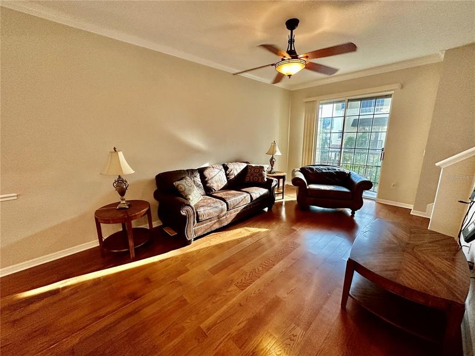 For Rent: $2,150 (1 beds, 1 baths, 881 Square Feet)