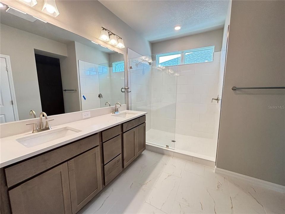 For Rent: $3,995 (5 beds, 3 baths, 2585 Square Feet)