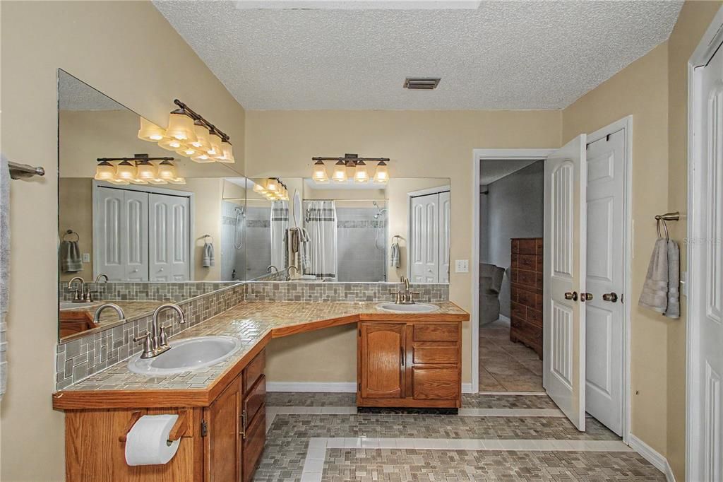 For Sale: $299,900 (3 beds, 2 baths, 1800 Square Feet)