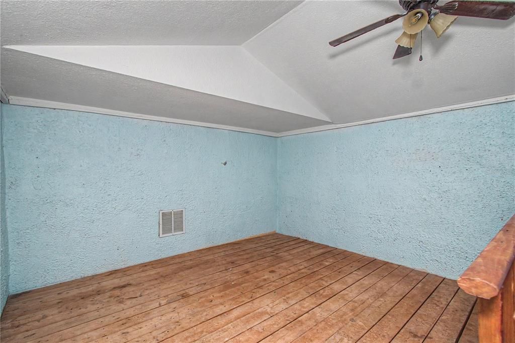 For Sale: $299,900 (3 beds, 2 baths, 1800 Square Feet)