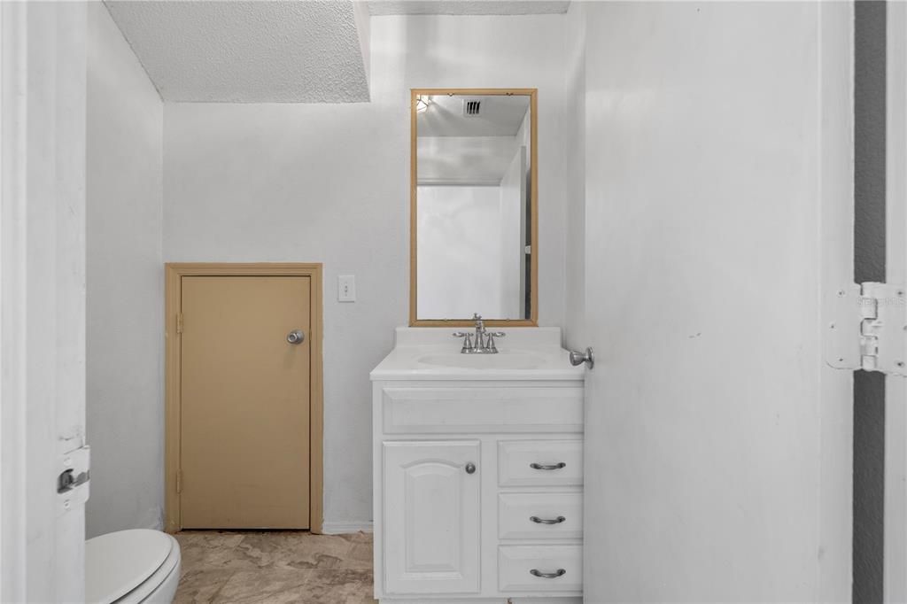 На продажу: $214,990 (2 спален, 2 ванн, 1490 Квадратных фут)