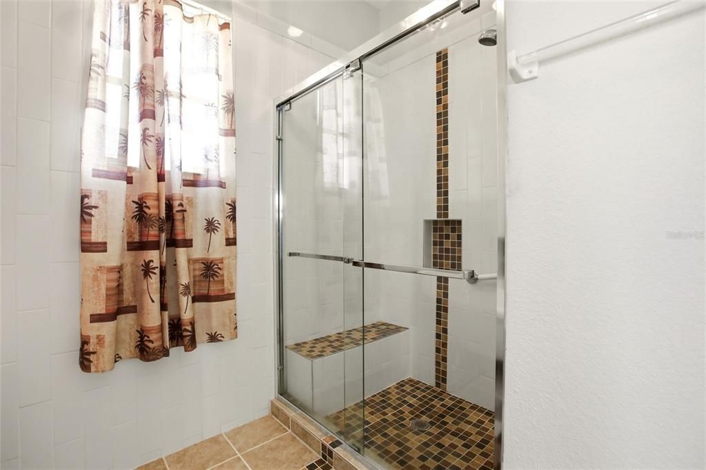 En Venta: $605,000 (3 camas, 2 baños, 2800 Pies cuadrados)