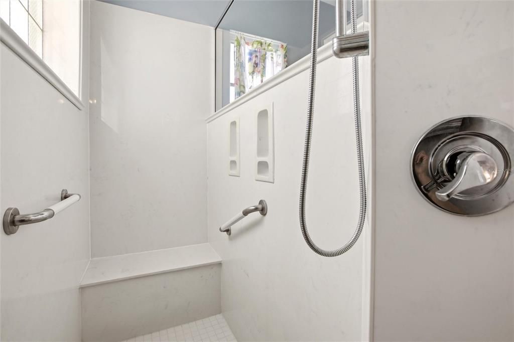 En Venta: $605,000 (3 camas, 2 baños, 2800 Pies cuadrados)