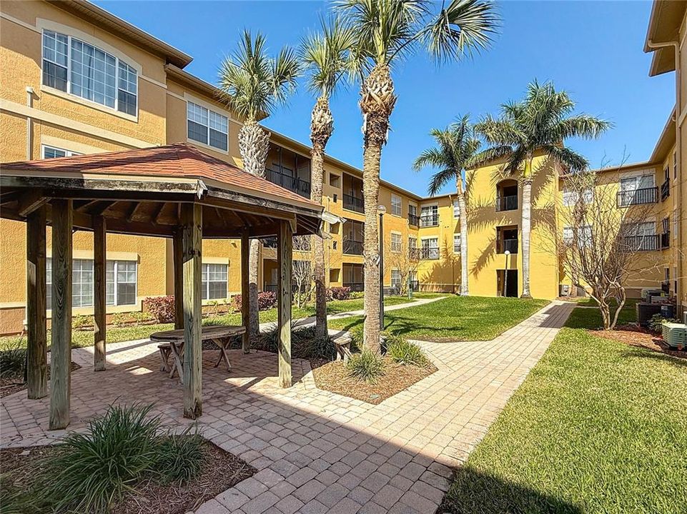 For Rent: $1,600 (1 beds, 1 baths, 656 Square Feet)