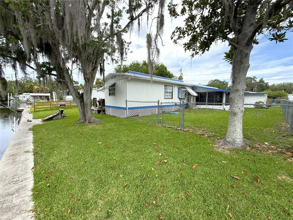For Sale: $258,900 (2 beds, 1 baths, 1008 Square Feet)