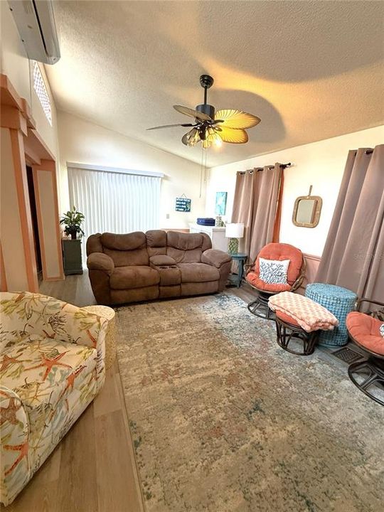 For Sale: $258,900 (2 beds, 1 baths, 1008 Square Feet)
