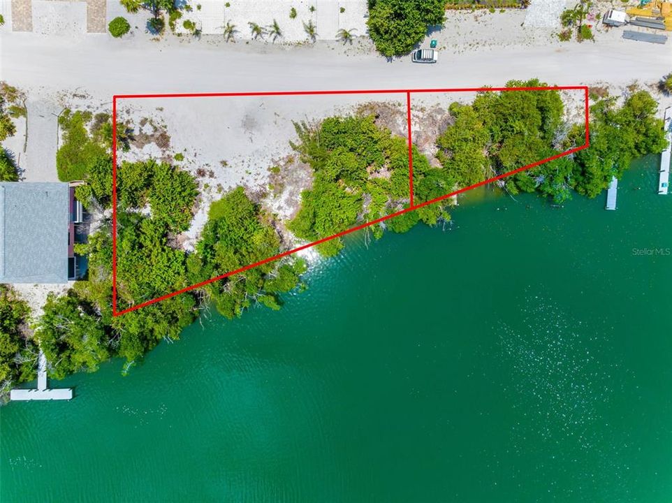 На продажу: $250,000 (0.09 acres)