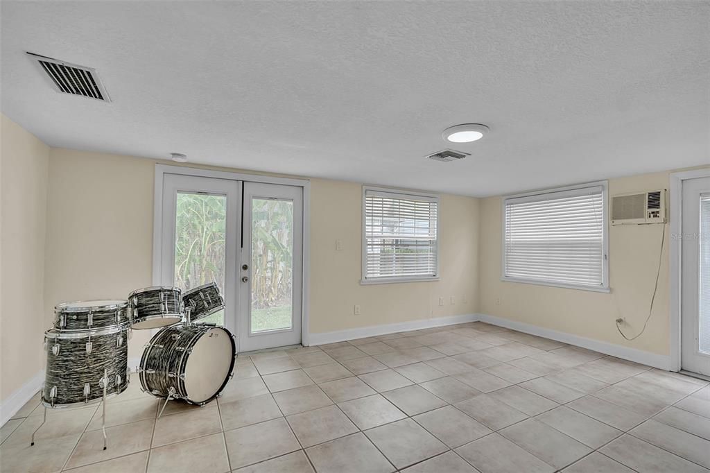 For Sale: $825,000 (4 beds, 4 baths, 1918 Square Feet)