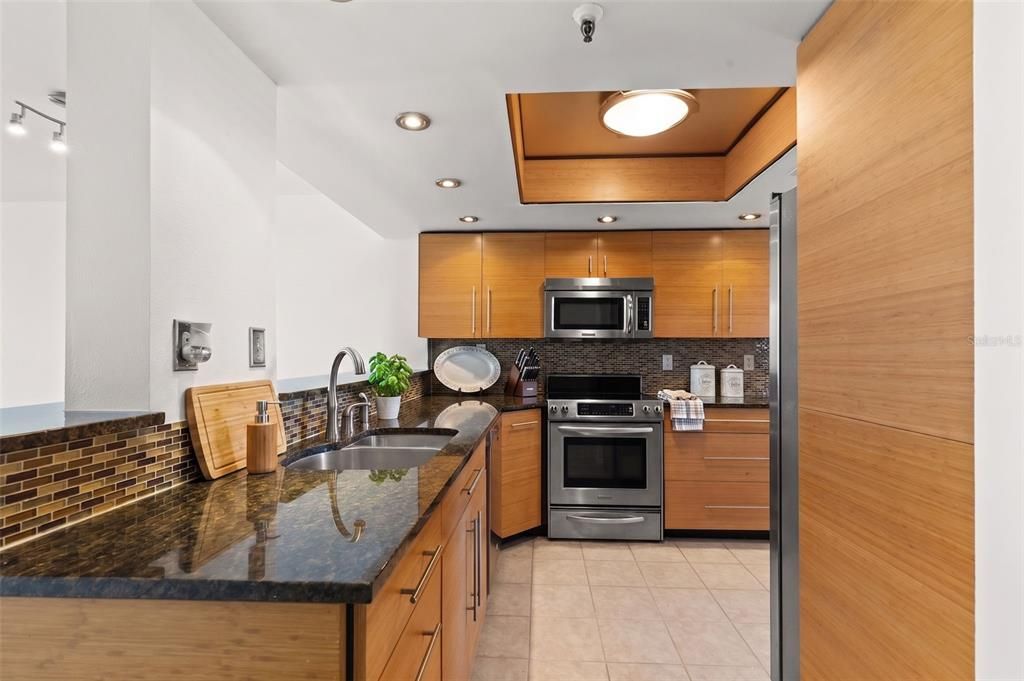 For Sale: $285,000 (2 beds, 2 baths, 1016 Square Feet)