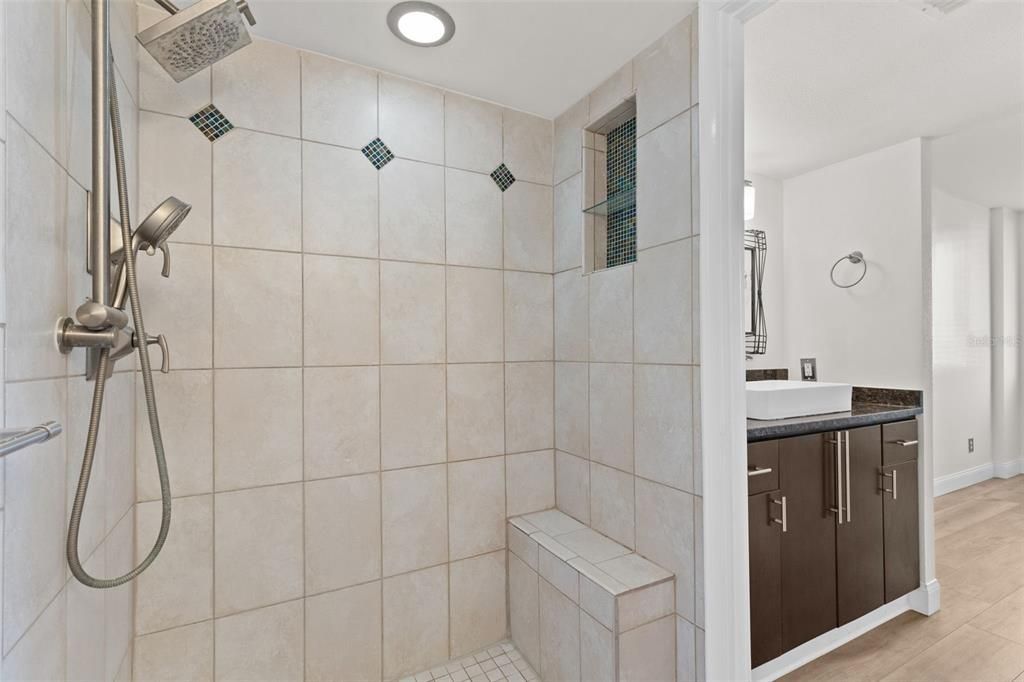 For Sale: $285,000 (2 beds, 2 baths, 1016 Square Feet)