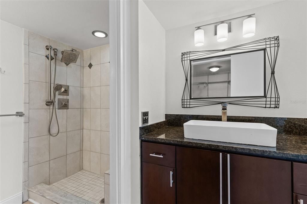 For Sale: $285,000 (2 beds, 2 baths, 1016 Square Feet)
