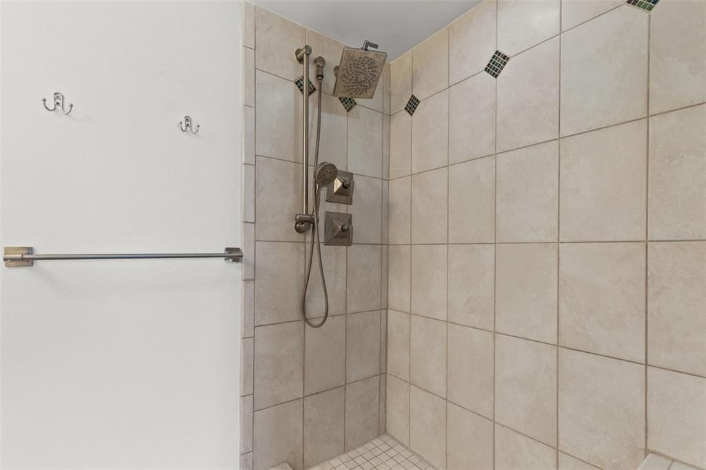 For Sale: $285,000 (2 beds, 2 baths, 1016 Square Feet)