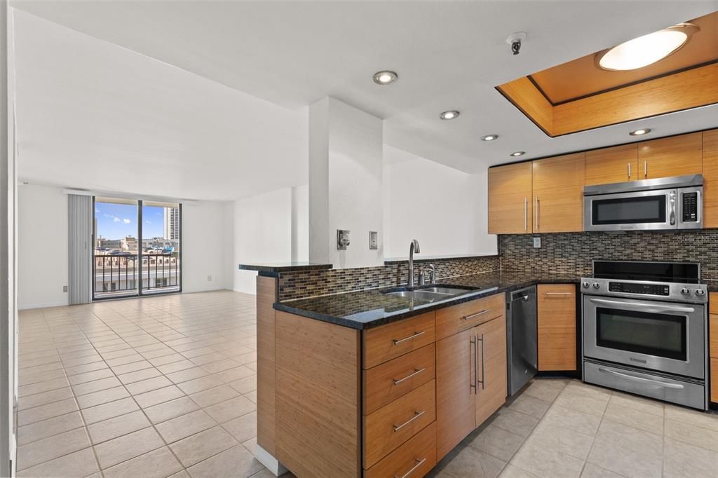 For Sale: $285,000 (2 beds, 2 baths, 1016 Square Feet)