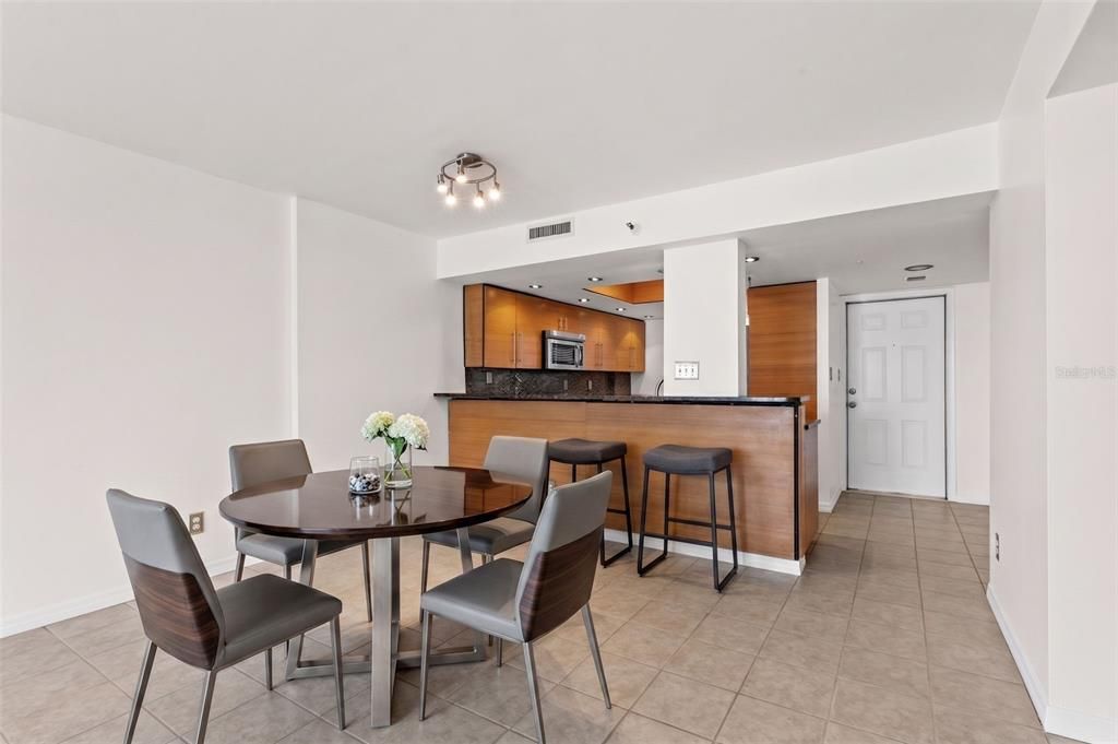 For Sale: $285,000 (2 beds, 2 baths, 1016 Square Feet)