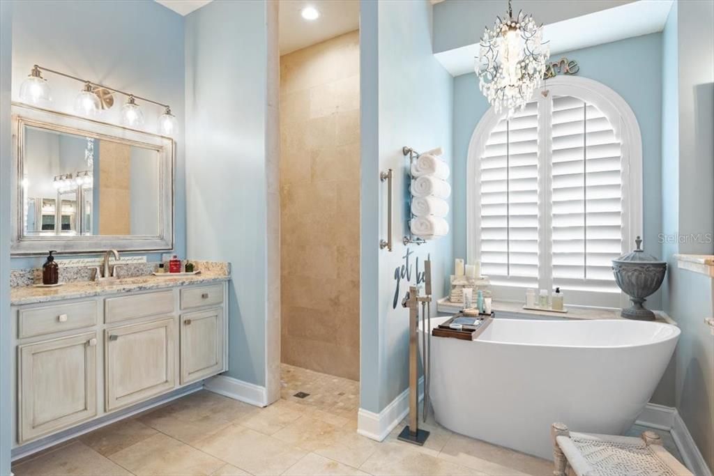 For Sale: $749,000 (5 beds, 3 baths, 2603 Square Feet)