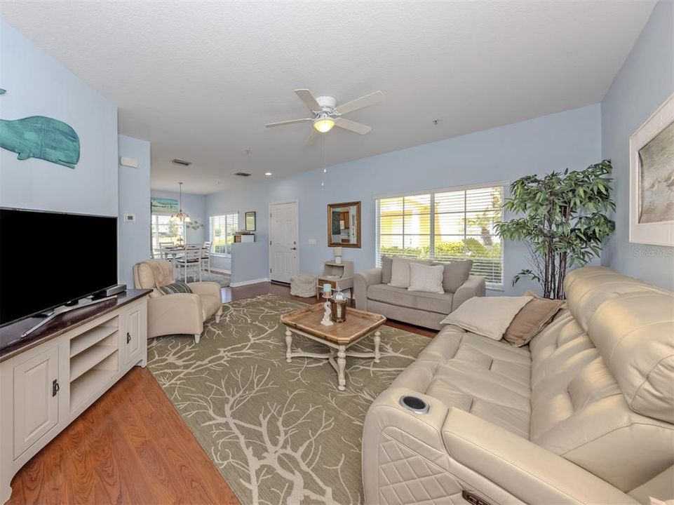 For Sale: $247,000 (3 beds, 2 baths, 1302 Square Feet)