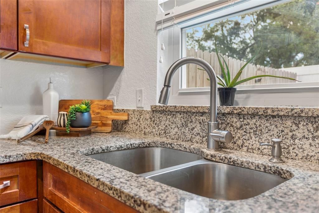 待售: $315,000 (2 贝兹, 2 浴室, 1027 平方英尺)