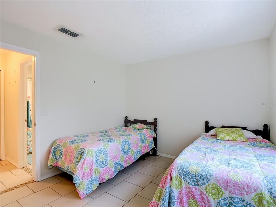 For Sale: $124,900 (2 beds, 2 baths, 1212 Square Feet)