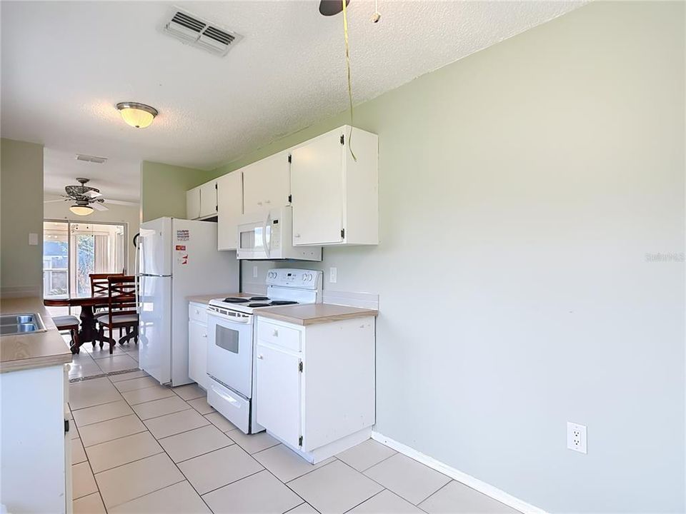 For Sale: $124,900 (2 beds, 2 baths, 1212 Square Feet)