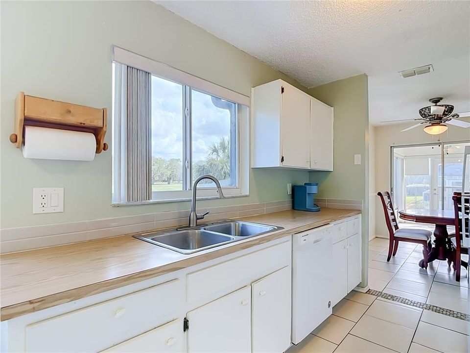 For Sale: $124,900 (2 beds, 2 baths, 1212 Square Feet)
