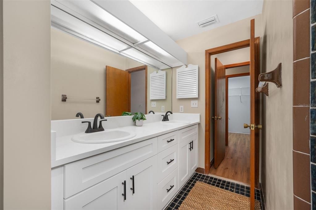 For Sale: $429,900 (3 beds, 2 baths, 1979 Square Feet)